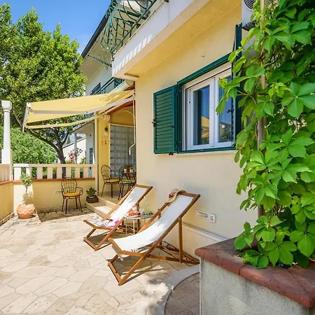 Jadranka With Sea View In Apartamento *